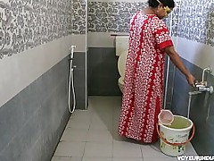 Bungling Indian milf urinating